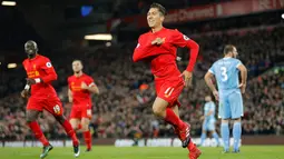 Penyerang Liverpool, Roberto Firmino melakukan selebrasi usai mencetak gol ke gawang Stoke City pada pertandingan Liga Inggris di Anfield, Liverpool, (28/12). Liverpool menang telak atas Stoke dengan skor 4-1. (Reuters/Darren Staples)