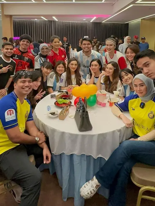 Perayaan berlanjut ke pesta berikutnya yang menggunakan dresscode kostum tim sepak bola. Pada momen itu, hadir sejumlah sahabat & rekan selebriti dari Thoriq dan Fuji. Semuanya kompak datang dengan kostum tim sepak bola. (Liputan6.com/IG/@lucintaluna_manjalita)