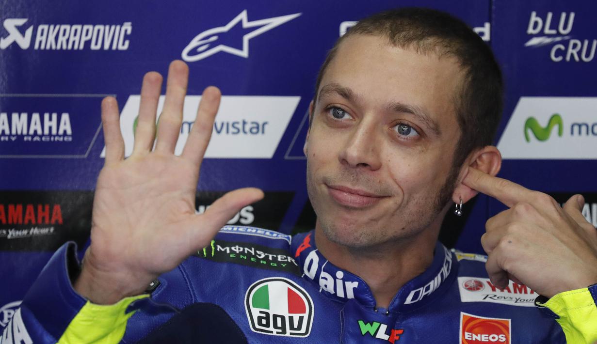 Pebalap Movistar Yamaha, Valentino Rossi, melambaikan tangan saat sesi latihan kedua jelang GP Malaysia di Sirkuit Sepang, Jumat (27/10/2017). Pada sesi ini pebalap Italia itu berada pada posisi keenam dengan waktu 13,071 detik. (AFP/Vincent Thian)