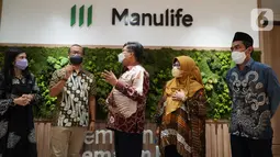 Direktur Kepatuhan Manulife Indonesia Apriliani Siregar (kiri), Direktur dan Chief EB & Syariah Distribution Karjadi Pranoto (kedua kiri) berbincang dengan Wakil Rektor Bidang Internasionalisasi Kerjasama dan Hubungan Alumni IPB Dodik Ridho Nurrochmat (tengah) usai penandatanganan di Jakarta.