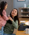 Pada tahap tumbuh kembang, anak sangat sensitif terhadap kata-kata yang mereka dengar. Afirmasi positif yang terdengar sederhana ternyata dapat membantu membentuk cara mereka memandang diri sendiri dan menilai kemampuan mereka. (foto/dok: freepik)