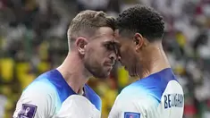 Gelandang Inggris Jordan Henderson berselebrasi dengan Jude Bellingham setelah mencetak gol pertama timnya ke gawang Senegal pada laga babak 16 besar Piala Dunia 2022 di Al Bayt Stadium, Senin (5/12/2022) dini hari WIB. Inggris sukses menaklukkan Senegal dengan skor meyakinkan 3-0. (AP Photo/Hassan Ammar)