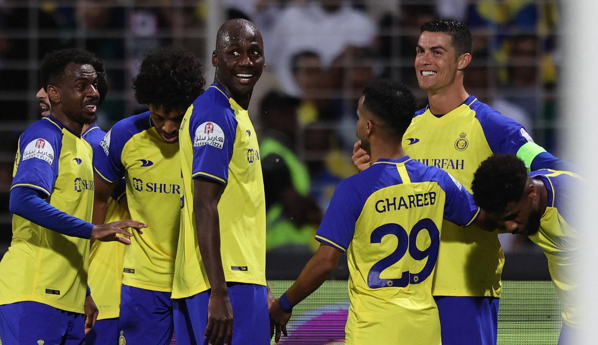 Selebrasi pemain Al Nassr, Cristiano Ronaldo setelah menjebol gawang Al Wehda empat kali dalam pertandingan lanjutan pekan ke-16 Liga Arab Saudi 2022/2023 yang berlangsung di King Abdulaziz Sports City Stadium, Jumat (10/2/2023) WIB. Ronaldo tidak berhenti mencetak hattrick di setiap tahunnya. Dengan hattrick yang baru saja dibuatnya di tahun 2023, maka Ronaldo tercatat sudah 14 tahun beruntun berhasil mencetak setidaknya satu kali hattrick. (AFP)