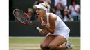  Petenis Russia, Elena Vesnina merayakan kemenangannya atas petenis Slovakia, Dominika Cibulkova pada babak perempat final tunggal putri Tenis Wimbledon Championships 2016 di The All England Lawn Tennis Club, Wimbledon, (5/7/2016). (AFP/Justin Tallis)