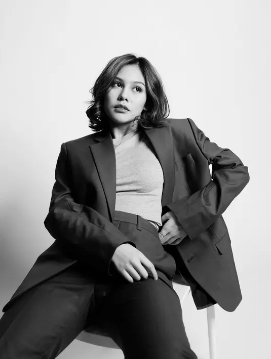 Untuk tampilan semi formal yang basic, Vanesha kenakan tanktop dengan setelan blazer dan celana [@vaneshaass]