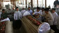 Wakil Bupati (Wabup) Gresik Mohammad Qosim berziarah wali ke Makam Sunan Giri pada Jumat, (6/3/2020). (Foto: Liputan6.com/Dian Kurniawan)