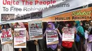 Massa Sahabat Muslim Rohingya berdiri di bawah spanduk dalam unjuk rasa di depan Kedubes Myanmar, Jakarta Pusat, Senin (4/9). Mereka juga membawa poster berisi pesan pembelaan terhadap Muslim Rohingya di Rakhine. (Liputan6.com/Immanuel Antonius)