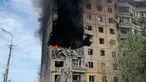 Bangunan tempat tinggal sembilan lantai yang sebagian hancur akibat serangan rudal Rusia di Rig Kryvyi, di tengah invasi Rusia ke Ukraina Pada 31 Juli 2023. (AFP/Ukrainian Emergency Service)