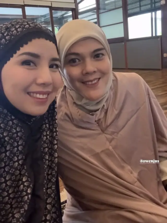 Wajah Selebritis dengan Riasan Wajah Minimalis saat Mengenakan Mukena Sholat Ied 2025. [@tya_ariestya]
