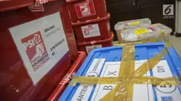Tumpukan berkas kelengkapan pendaftaran partai peserta pemilu di Gedung KPU, Jakarta, Kamis (16/11). Verifikasi tersebut untuk mendeteksi adanya kegandaan identitas serta memeriksa status anggota partai masing-masing. (Liputan6.com/Faizal Fanani)