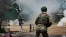 Mahasiswa di Kashmir bentrok dengan pasukan keamanan India di Srinagar, Kashmir, India,  Senin (17/4). Aksi Mahasiswa tersebut untuk memprotes razia polisi di sebuah perguruan tinggi. (AP Photo / Mukhtar Khan)