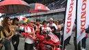 Para Umbrella Girl memayungi pebalap saat Asia Road Racing Championship (ARRC) 2017 di Sirkuit Buriram, Thailand, Sabtu (2/12/2017). Kehadiran para umbrella girl menjadi daya tarik tersendiri di lintasan balap. (Bola.com/Muhammad Wirawan)