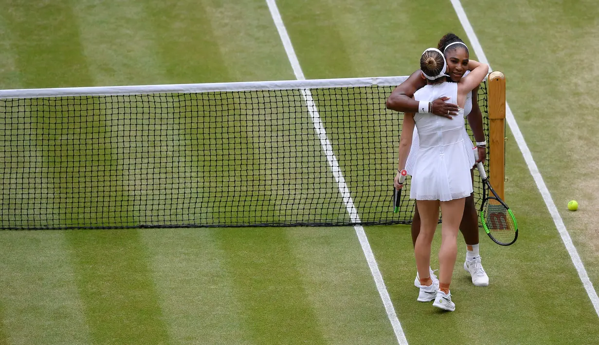 Petenis Serena Williams berpelukan dengan Simona Halep usai dirinya kalah dalam pertandingan final tunggal putri Wimbledon 2019 di London, Inggris, Sabtu(13/7/2019). Petenis Rumania itu mengalahkan jagoan Amerika Serikat dua set langsung, 6-2 dan 6-2. (Toby Melville/Pool Photo via AP)