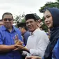 Ketua Umum Partai Demokrat Susilo Bambang Yudhoyono (SBY) bersama Ani Yudhoyono foto bareng pasangan cabup-cawabup Bogor Ade Ruhaendi-Inggrid Kansil saat kegiatan pengobatan massal di Ciampea, Bogor, Jawa Barat, (26/3). (Merdeka.com/Arie Basuki)