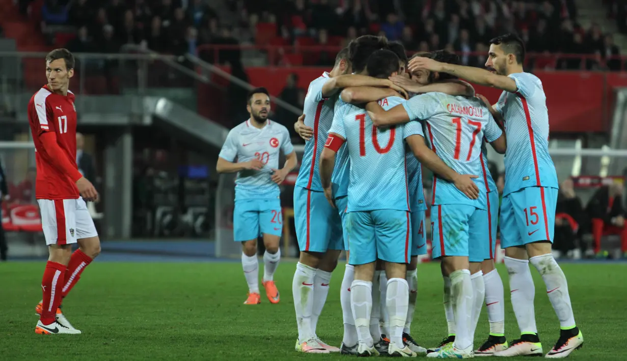 Para pemain Timnas Turki merayakan gol pertama yang dicetak Hakan Calhanoglu pada menit ke-43 ke gawang Austria pada laga persahabatan di Stadion Ernst Happel, Wina, Austria, Rabu (30/3/2016) dini hari WIB. (Bola.com/Reza Khomaini)