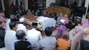 Banyak pelayat yang menyaksikan wajah almarhumah Susi dalam kondisi bersih dan tenang. Tentu saja hal tersebut menjadi pembicaraan para pelayat yang turut memberikan doa. (Andi Masela/Bintang.com)