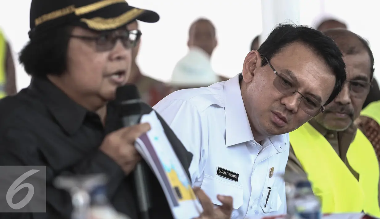 Gubernur DKI Jakarta Basuki T Purnama melihat paparan saat meninjau langsung pulau hasil reklamasi di pantai utara Jakarta, Rabu (4/5). Pulau C dan D merupakan hasil reklamasi, satu dari 17 pulau reklamasi di Teluk Jakarta. (Liputan6.com/Faizal Fanani)