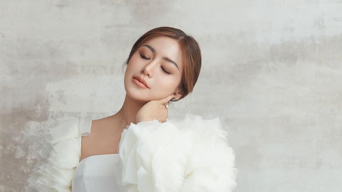 Dipuji Hot Mom, Jessica Iskandar Pamer Pesona Anggun dan Glamor di Pemotretan Terbaru