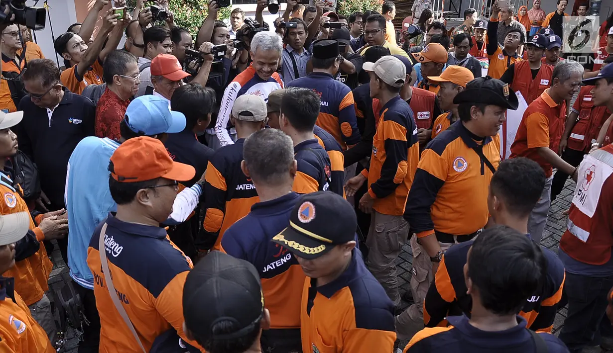 Gubernur Jawa Tengah Ganjar Pranowo melepas keberangkatan personel  BPBD menuju Provinsi Banten yang  terdampak tsunami Selat Sunda di Semarang, Jumat (28/12). BPBD Jateng memberangkatkan 49 personel, sarana dan bantuan logistik. (Liputan6.com/Gholib)