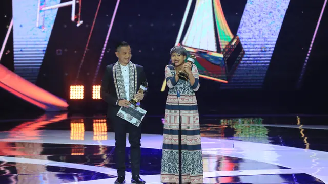 [Bintang] Ernest Prakasa - Meira Anastasia (Kategori Penulis Skenario Terbaik)