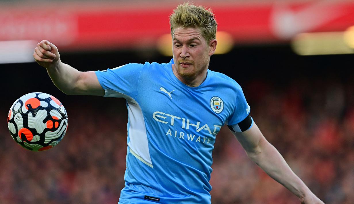 Kevin De Bruyne. Gelandang Manchester City berusia 30 tahun yang musim ini telah tampil 18 kali dengan mencetak 5 gol dan 1 assist ini ditaksir memiliki nilai pasar sebesar 100 juta euro. Ia menjadi pemain termahal keempat di dunia sekaligus pemain termahal kedua di Liga Inggris. (AFP/Paul Ellis)