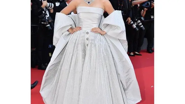 Raline Shah Berpose dengan Kaia Gerber di Festival Film Cannes, Tampil Glamor dengan Gaun Silver