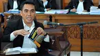 Tim kuasa hukum KPK menghadirkan pakar hukum Jamin Ginting untuk menjadi saksi ahli pada sidang praperadilan mantan Wali Kota Makassar Ilham Arief Sirajudin, di PN Jakarta Selatan, Senin (6/7/2015). (Liputan6.com/Yoppy Renato)