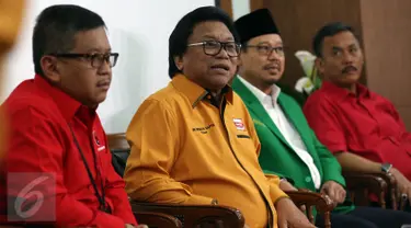 Ketua Umum DPP Hanura Oesman Sapta Odang (kedua kiri) memberikan keterangan pers usai menggelar pertemuan konsolidasi dengan partai-partai pendukung pasangan Ahok-Djarot di Jakarta, Selasa (7/3). (Liputan6.com/Johan Tallo)