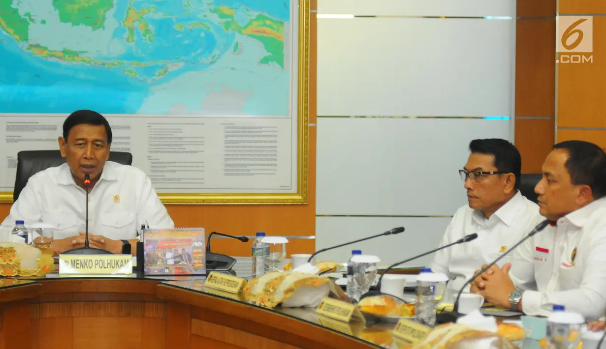 Menkopolhukam Wiranto dan KSP Moeldoko saat melakukan rapat koordinasi tentang keamanan pasca-pemilu 2019 di Jakarta, Rabu (24/4). Dalam rapat tersebut wiranto menjelaskan sejumlah isu seperti hoaks dan tuduhan yang berakibat pada delegitimasi KPU. (Liputan6.com/Angga Yuniar)