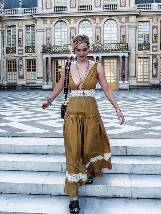 Membentuk tubuh yang seksi dan ideal ternyata memang tak selalu dengan berdiet. Seperti halnya yang dilakukan Jennifer Lawrence, selalu bertubuh seksi tanpa diet dan hanya melakukan pola hidup sehat. (Instagram/jenniferlawrencepx)