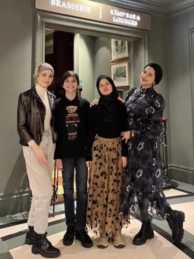 Ayu Azhari dan Kedua Putrinya, [credit: Instagram/(@ayukhadijahazhari)]