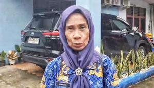 Hawatiah, tenaga honorer di Dinas Pengendalian Penduduk dan Keluarga Berencana (PPKB) Kabupaten Gowa, akhirnya menerima SK PPPK dan mengenakan baju Korpri. (Liputan6.com/ Fauzan)