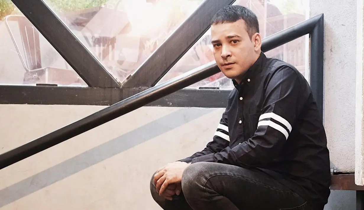Tak selalu menggunakan kaus saja, akan tetapi Riza juga beberapa kali terlihat menggunakan jaket dengan model yang cukup simpel. Pada foto ini, ia pun memilih menggunakan jaket berwarna hitam dengan detail garis putih pada lengannya. (Liputan6.com/IG/@rizashahab)