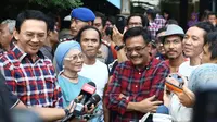 Pasangan calon gubernur DKI Jakarta Basuki Tjahaja Purnama dan calon wakil gubernur DKI Jakarta Djarot Saiful Hidayat menyambangi markas band Slank di Jalan Potlot, Duren Tiga, Kalibata, Jakarta Selatan. (Liputan6.com/Herman Zakharia)