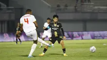 Pemain PSM Makassar, Yuran Fernandes (kiri) melepaskan umpan di depan pemain Dewa United FC, Rangga Muslim saat laga pekan ke-10 BRI Liga 1 2022/2023 antara Dewa United FC melawan PSM Makassar di Stadion Indomilk Arena, Tangerang, Kamis (15/9/2022). (Bola.com/Muhammad Aldiansyah)