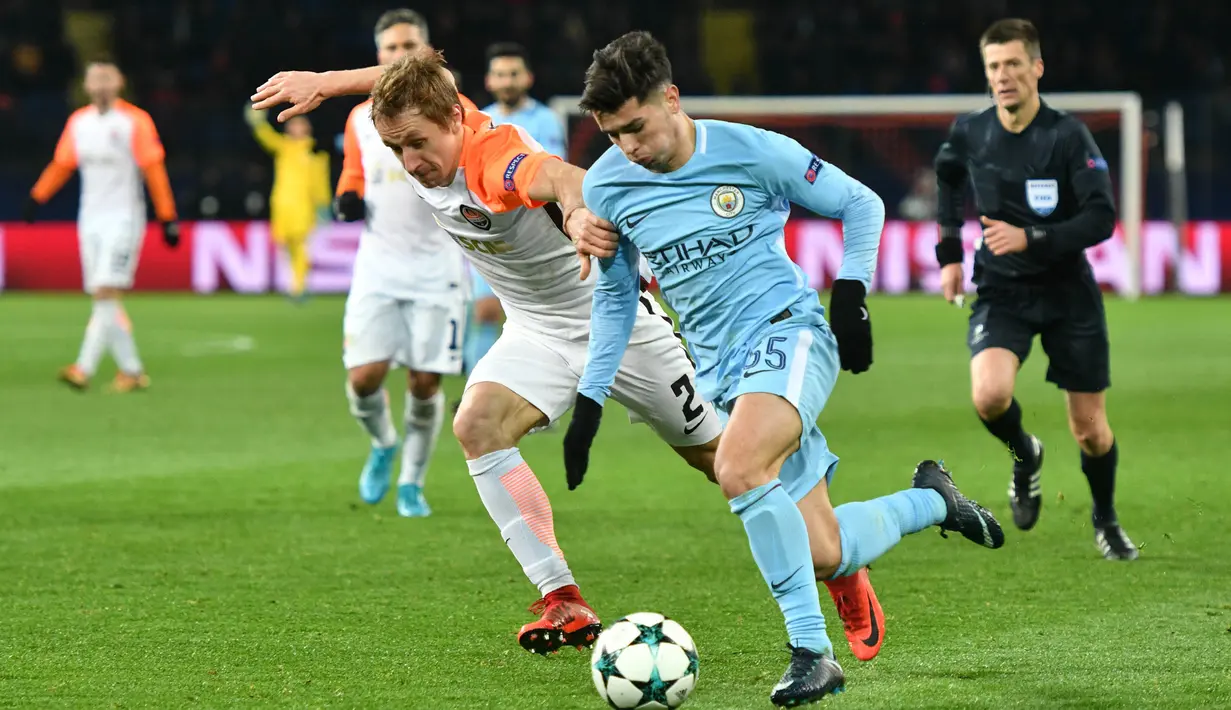 Gelandang Manchester City, Brahim Diaz, berusaha melewati pemain Shakhtar Donetsk pada laga Liga Champions di Stadion Metalist, Kharkiv, Rabu (6/12/2017). Shakhtar menang 2-1 atas City. (AFP/Genya Savilov)