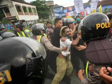 Sejumlah pengunjuk rasa dari Solidaritas Perjuangan Demokrasi terlibat bentrok dengan aparat kepolisian di Yogyakarta, (23/2). Aksi di halau aparat untuk mengan tisipasi terjadinya konflik antara  ormas yang pro LGBT dan anti LGBT. (Boy Harjanto)