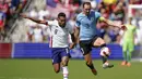 Jasa bek 35 tahun ini ternyata masih diperlukan Timnas Uruguay yang berlaga di Piala Dunia 2022. Meski penampilan dan tenaga Diego Godin tak setangguh dulu namun kehadiran sang pemain bisa menjadi mentor sekaligus penyemangat untuk penggawa muda La Celeste. (AFP/Getty Images/Kyle Rivas)