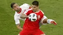 Striker Serbia, Aleksandar Mitrovic, berebut bola dengan bek Swiss, Ricardo Rodriguez, pada laga grup E Piala Dunia di Stadion Kaliningrad, Kaliningrad, Jumat (22/6/2018). Swiss menang 2-1 atas Serbia. (AP/Antonio Calanni)