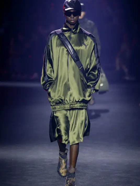 Diambil dari arsip PUMA, siluet low-profile menunjukkan fitur desain, seperti sol berduri yang khas dan strap penutup yang serbaguna. [Foto: Document/PUMA]