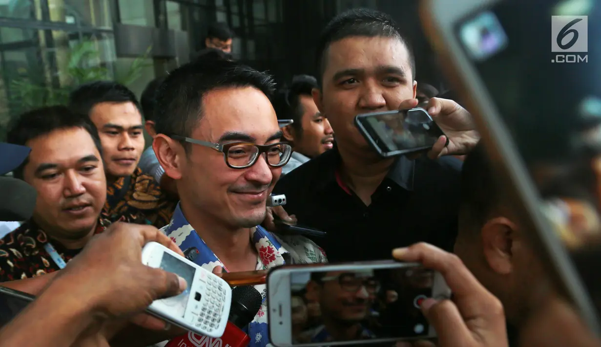 Gubernur Jambi Zumi Zola menjawab pertanyaan wartawan usai menjalani pemeriksaan di Gedung KPK, Jakarta, Kamis (15/2). Zumi Zola diperiksa sebagai tersangka penerima gratifikasi terkait proyek-proyek di Provinsi Jambi. (Liputan6.com/Herman Zakharia)