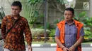 Tersangka Staf Kemenpora Eko Triyanto dikawal petugas saat menjalani pemeriksaan lanjutan di gedung KPK, Jakarta, Rabu (30/1). Eko Triyanto ditahan bersama 4 tersangka terkait dana hibah pemerintah kapada KONI melalui Kemenpora. (merdeka.com/Dwi Narwoko)