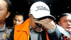 Tersangka kasus dugaan suap proyek pembangunan 12 ruas jalan di Provinsi Sumatera Barat yang juga anggota Komisi III DPR RI Fraksi Demokrat I Putu Sudiartana usai menjalani pemeriksaan di Gedung KPK, Jakarta, Kamis (30/6). (Liputan6.com/Helmi Afandi)