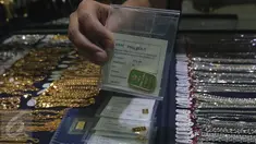 Pedagang menunjukan emas batangan 10 gram di pusat penjualan emas kawasan Cikini, Jakarta, Senin (12/10/2015). Harga emas yang dijual PT Antam Tbk hari ini turun Rp11.000 ke Rp556.000 per gram dari sebelumnya Rp567.000 per gram.(Liputan6.com/Angga Yuniar)