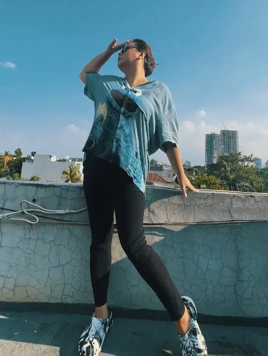 <p>Diumurnya yang ke-39, Audy berhasil menurunkan 20kg bobot tubuhnya. Ia pun semakin langsing mengenakan kemeja biru dan celana hitamnya. @audyitem.&nbsp;</p>