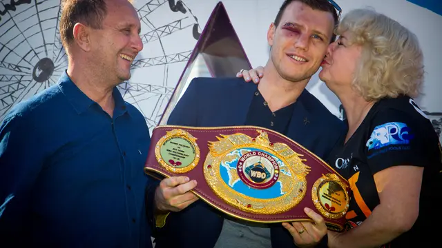 Jeff Horn memamerkan sabuk juara yang direbutnya dari Manny Pacquiao