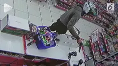Perampokan menggunakan senjata api terekam kamera CCTV di sebuah minimarket. Pelaku sebelumnya menyamar sebagai pembeli.