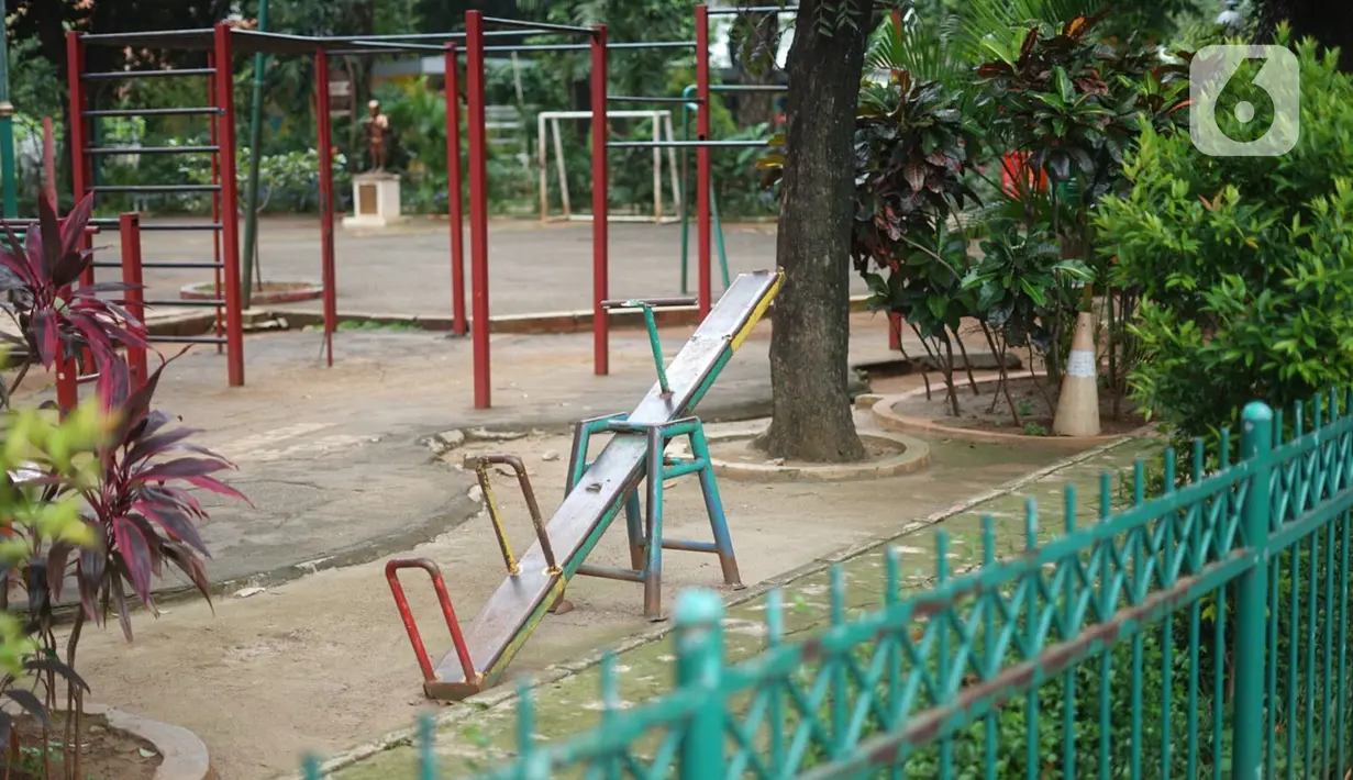 Suasana Ruang Publik Terpadu Ramah Anak (RPTRA) Amir Hamzah yang ditutup di kawasan Menteng, Jakarta, Selasa (21/4/2020). Pemerintah Provinsi (Pemprov) DKI Jakarta menutup RPTRA di masa penerapan Pembatasan Sosial Berskala Besar (PSBB). (Liputan6.com/Immanuel Antonius)