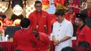 I Wayan Koster mencium tangan Ketua Umum PDIP, Megawati Soekarno Putri usai menerima surat rekomendasi di Jakarta, Sabtu (11/11). PDIP mengusung I Wayan Koster dan Tjokorda Oka Arthadan di Pilgub Bali 2018. (Liputan6.com/Helmi Fithriansyah)