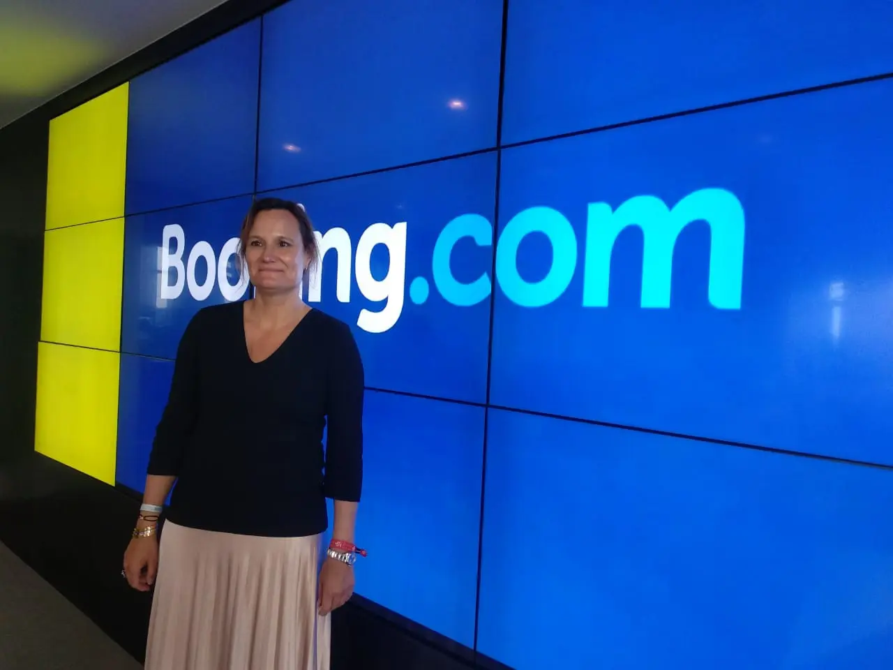 Gillian Tans, CEO Booking.com yang memilih naik sepeda ke kantor (Liputan6/Elin Y Kristanti)